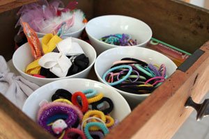 Use small bowls or mugs to organize the bathroom drawer.