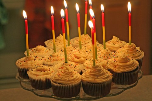 Birthday cupcakes copyright simplify101